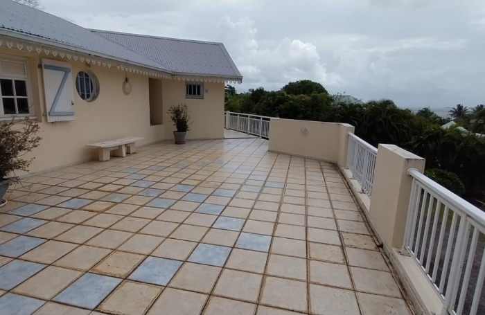 Spacieuse maison F6 ( F4+F2)  - LE ROBERT