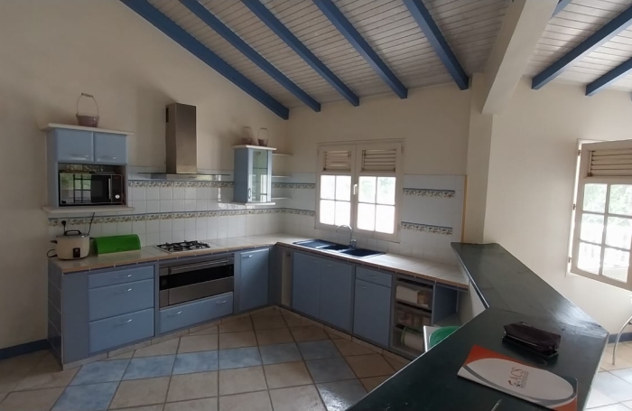 Spacieuse maison F6 ( F4+F2)  - LE ROBERT