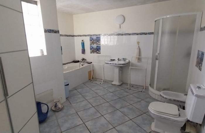 Spacieuse maison F6 ( F4+F2)  - LE ROBERT