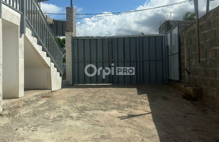 Locaux professionnels avec vue mer – 150 m² – M'tsaperé