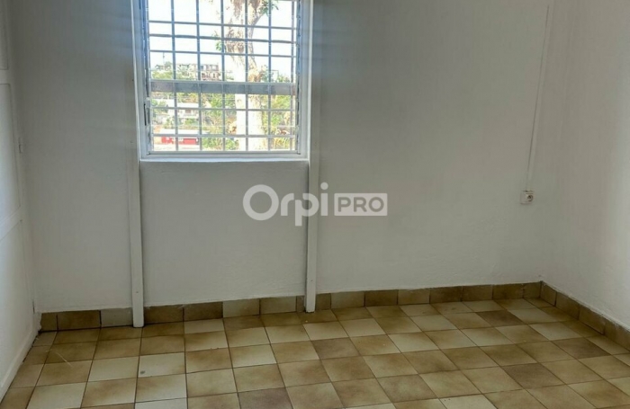 Locaux professionnels – 150 m² – M'tsaperé