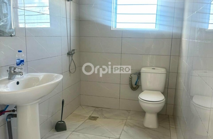 Locaux professionnels avec vue mer &ndash; 150 m&sup2; &ndash; M'tsaper&eacute;