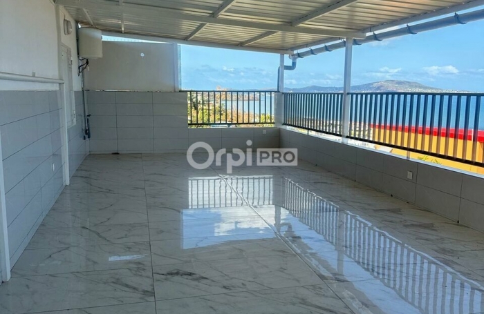 Locaux professionnels avec vue mer &ndash; 150 m&sup2; &ndash; M'tsaper&eacute;