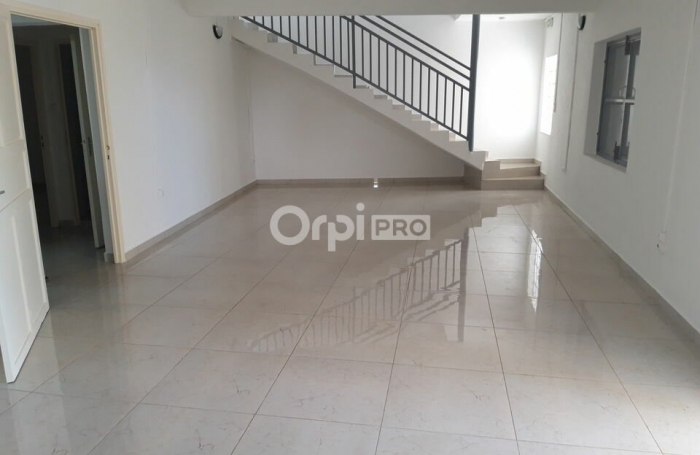 Locaux professionnels avec vue mer &ndash; 170 m&sup2; &ndash; M'tsaper&eacute;