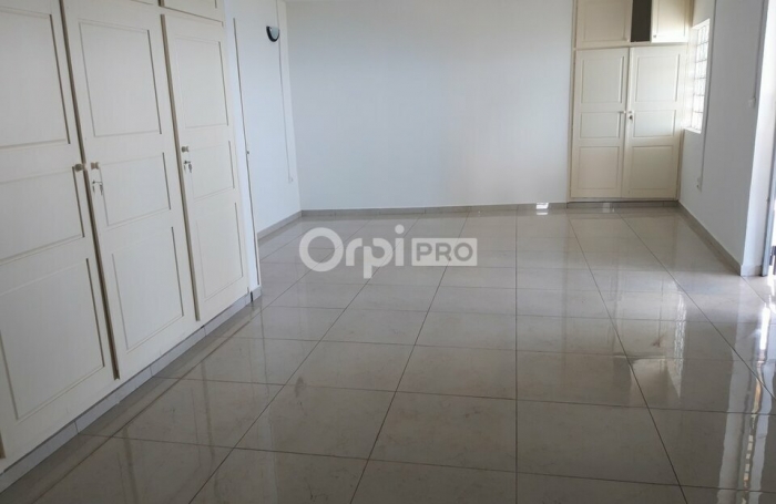 Locaux professionnels avec vue mer &ndash; 170 m&sup2; &ndash; M'tsaper&eacute;