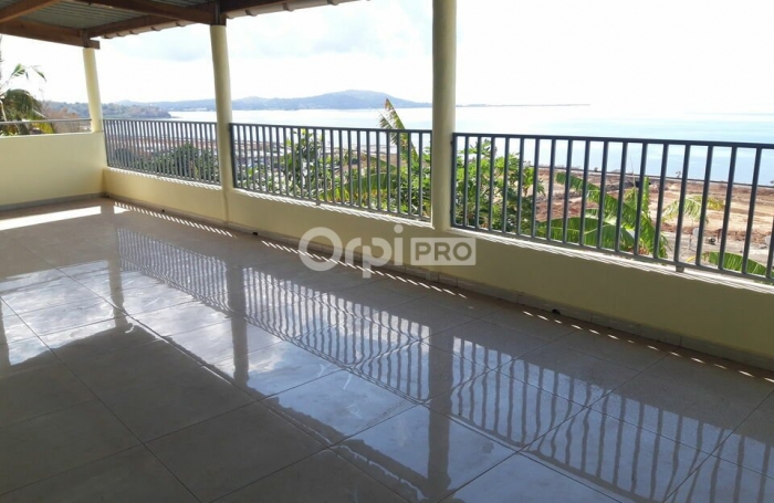 Locaux professionnels avec vue mer &ndash; 170 m&sup2; &ndash; M'tsaper&eacute;