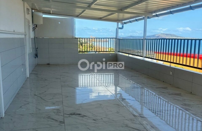Locaux professionnels avec vue mer &ndash; 150 m&sup2; &ndash; M'tsaper&eacute;