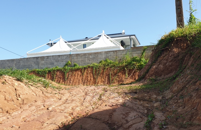 Roches carrées beau foncier 2100 m2