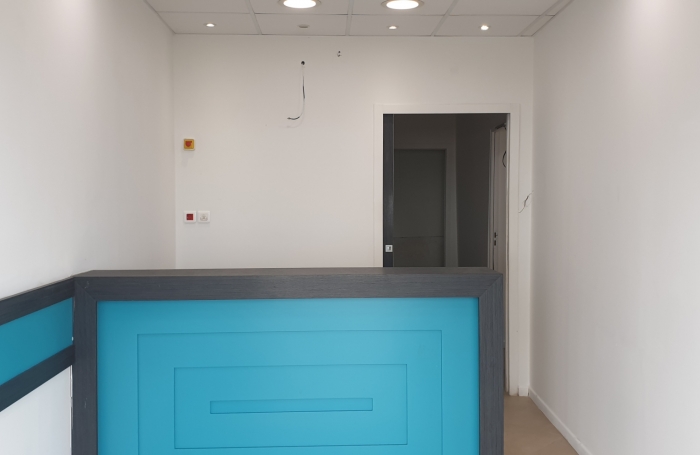 Front de mer, beau local commercial