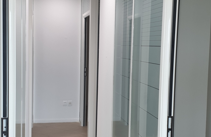 Front de mer, beau local commercial