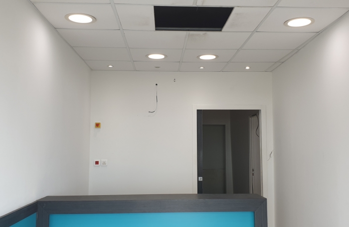 Front de mer, beau local commercial