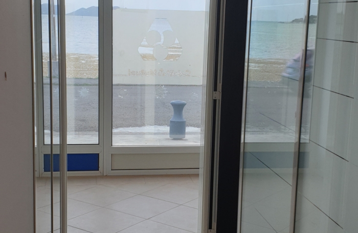 Front de mer, beau local commercial