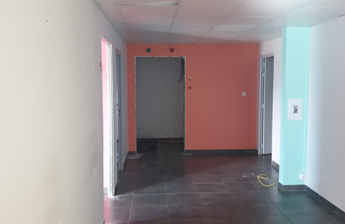 Beau local professionnel 106 m2 .