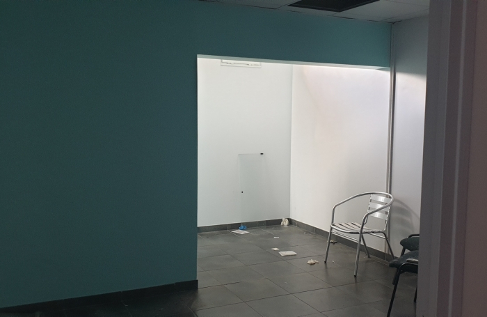 Beau local professionnel 106 m2 .