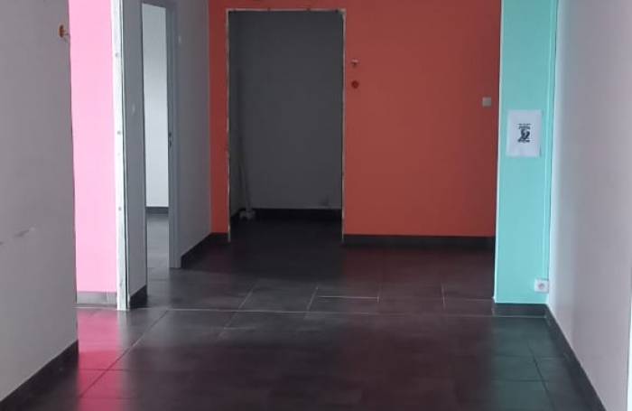 Beau local professionnel 106 m2 .