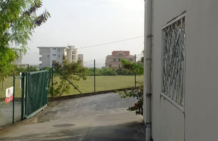 Beau local professionnel 106 m2 .