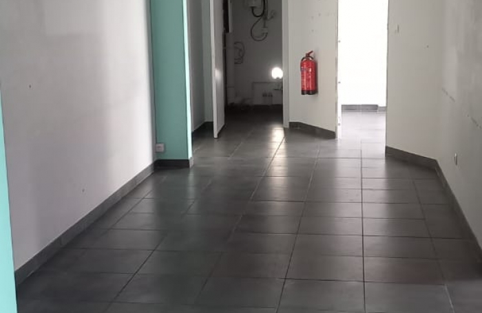 Beau local professionnel 106 m2 .