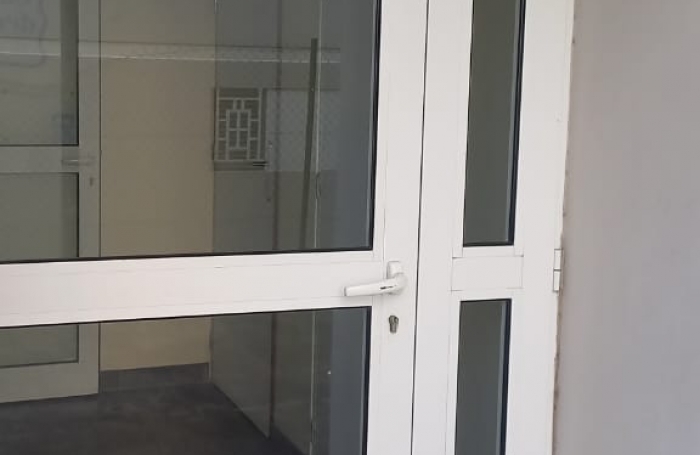 Beau local professionnel 106 m2 .