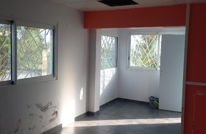 Beau local professionnel 106 m2 .