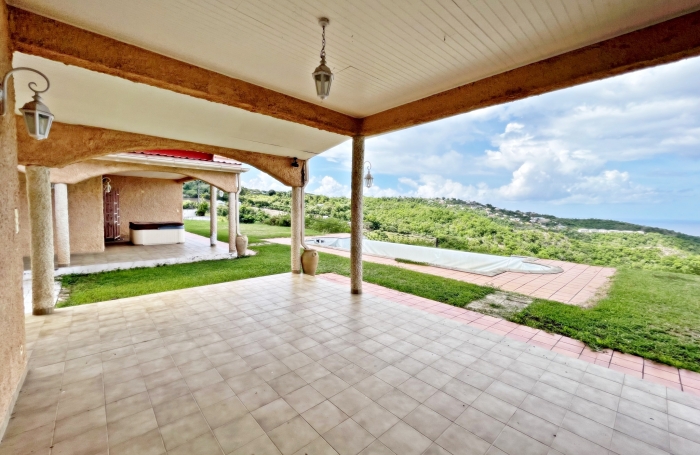 Vaste propriété de plain pied à proximité des commodités, vue mer et pitons - LE CARBET