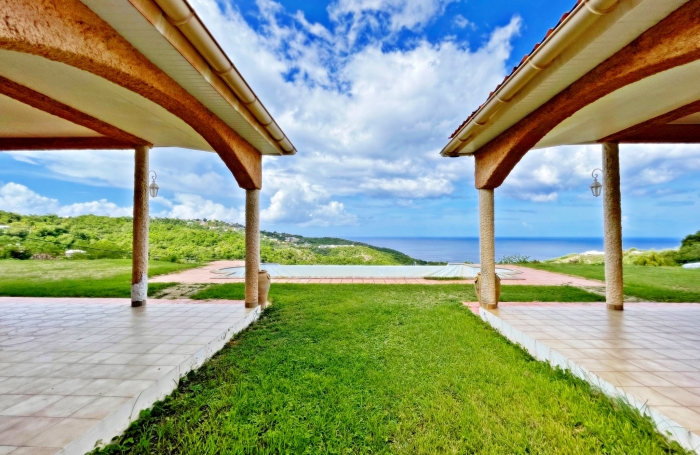 Vaste propriété de plain pied à proximité des commodités, vue mer et pitons - LE CARBET