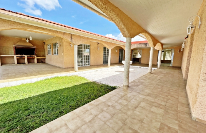 Vaste propriété de plain pied à proximité des commodités, vue mer et pitons - LE CARBET