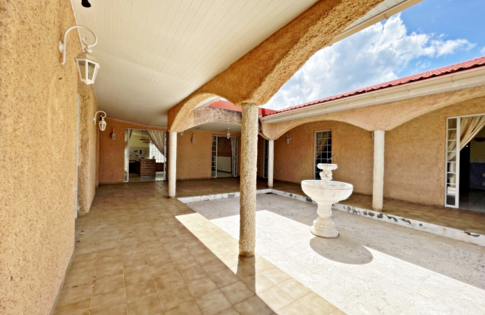 Vaste propriété de plain pied à proximité des commodités, vue mer et pitons - LE CARBET