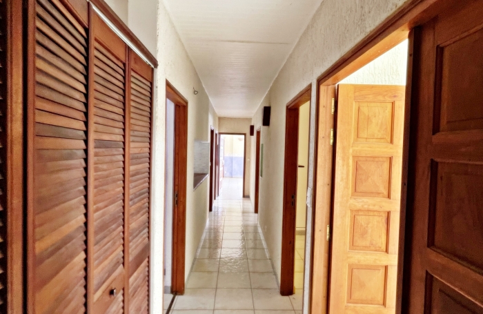 Vaste propriété de plain pied à proximité des commodités, vue mer et pitons - LE CARBET