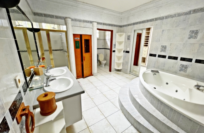 Vaste propriété de plain pied à proximité des commodités, vue mer et pitons - LE CARBET