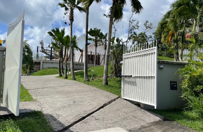 Villa de type F5 avec vue mer sur les hauteurs de CASE-PILOTE