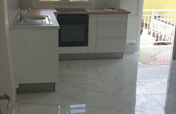 Beau F2 rénové proche de toutes commodités et marina