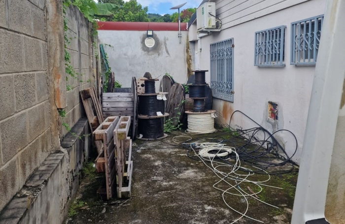 Bureau avec salle d'eau et parking sécurisé - Le Lamentin