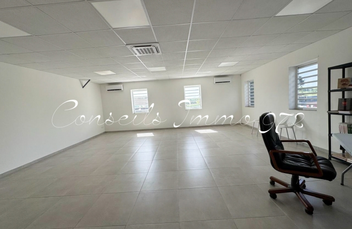 Local mixte de 55m2 &agrave; louer 1 150.00 &euro;/mois au Lamentin