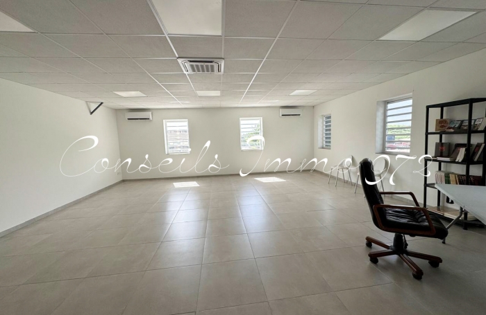 Local mixte de 55m2 &agrave; louer 1 150.00 &euro;/mois au Lamentin