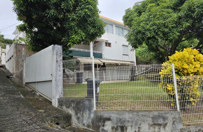 Maison de rapport avec trois appartements, vue mer - SCHOELCHER