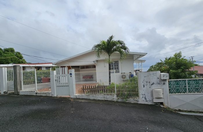 Maison de rapport avec deux appartements, vue mer - SCHOELCHER