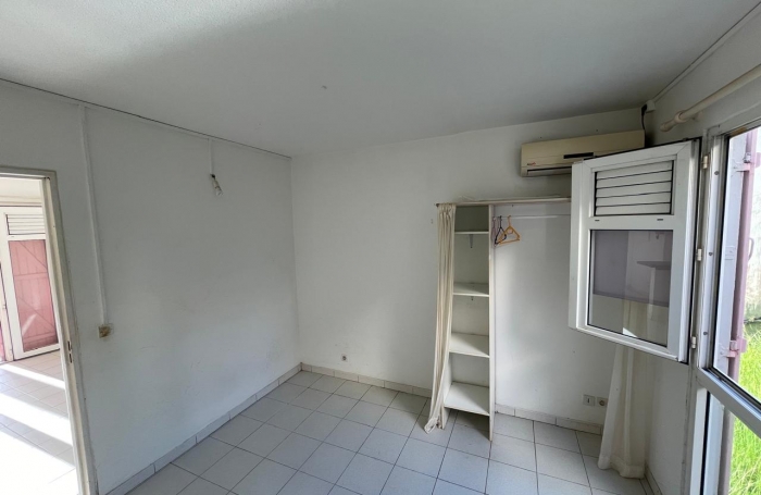 Appartement F2 vendu loué, idéalement situé près du CHU et de la MFME - FORT-DE-FRANCE