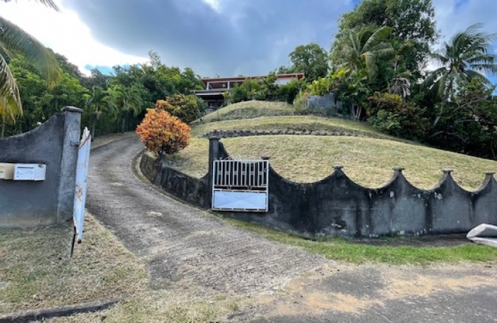 Belle maison vendue avec locataire en place, composée de deux appartements à Tartane avec vue mer - LA TRINITE