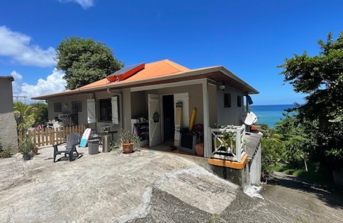 Belle maison vendue avec locataire en place, composée de deux appartements à Tartane avec vue mer - LA TRINITE
