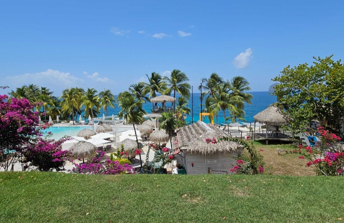 Magnifique studio avec terrasse, deck, jardin et vue mer