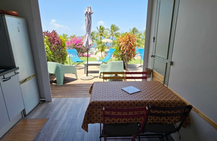 Magnifique studio avec terrasse, deck, jardin et vue mer