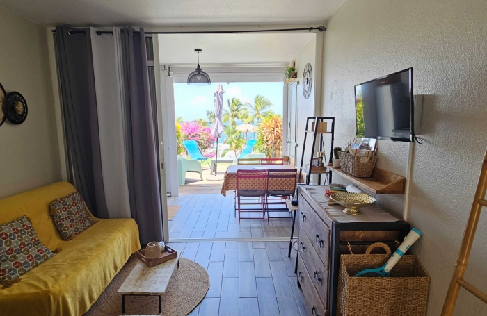 Magnifique studio avec terrasse, deck, jardin et vue mer