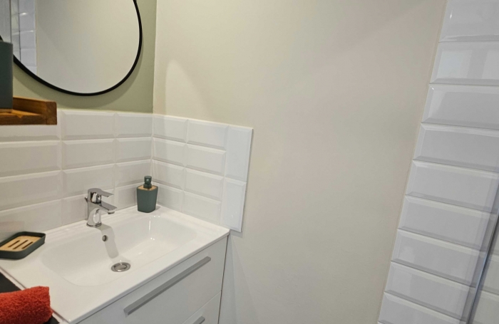 Magnifique studio avec terrasse, deck, jardin et vue mer