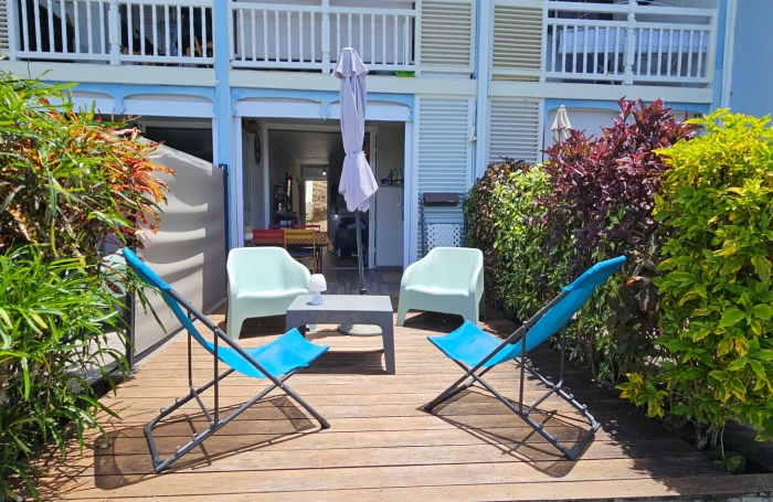 Magnifique studio avec terrasse, deck, jardin et vue mer