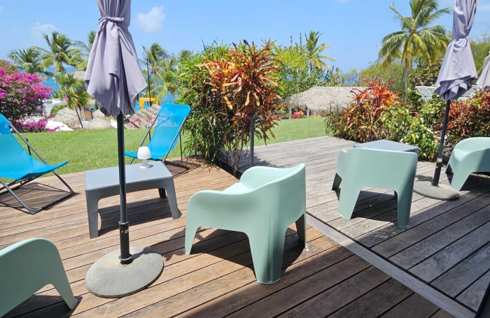 Magnifique studio avec terrasse, deck, jardin et vue mer