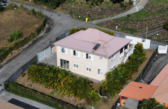 Villa F4 + F2 sur 545 m2 dans lotissement r&eacute;cent - LE DIAMANT