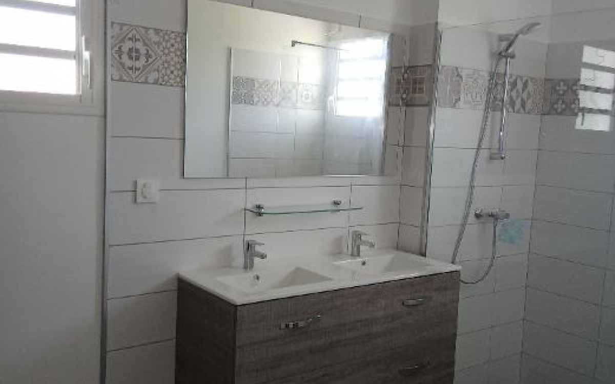 Villa T5 Neuve avec Piscine 300 m de la Plage- Anse-à-l'ane