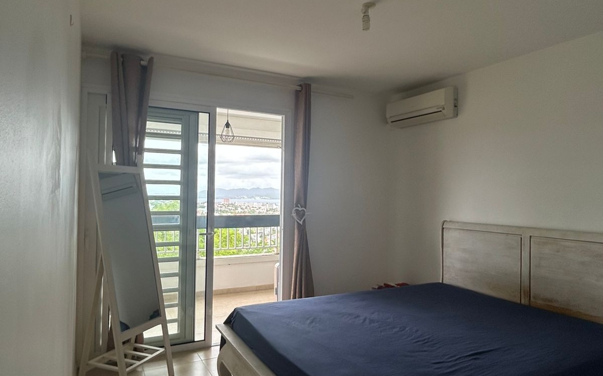 Schœlcher T2 Meublé avec Grande Terrasse, Parking et Cave