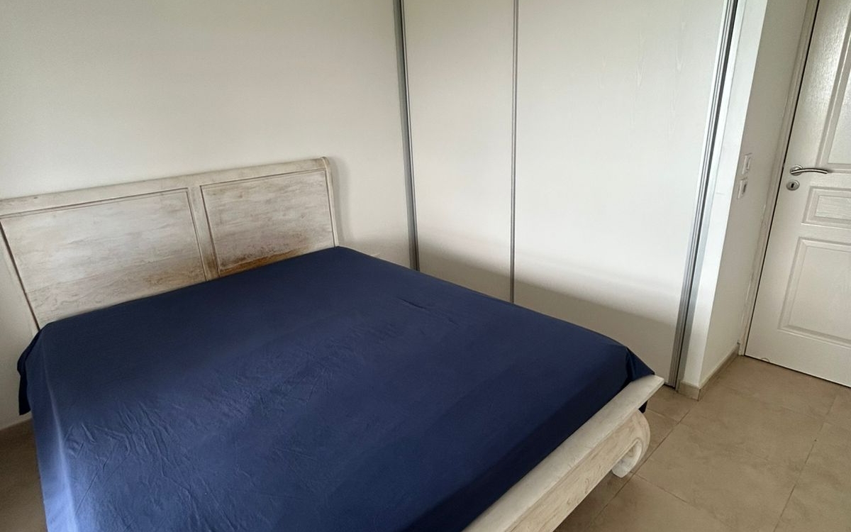 Schœlcher T2 Meublé avec Grande Terrasse, Parking et Cave