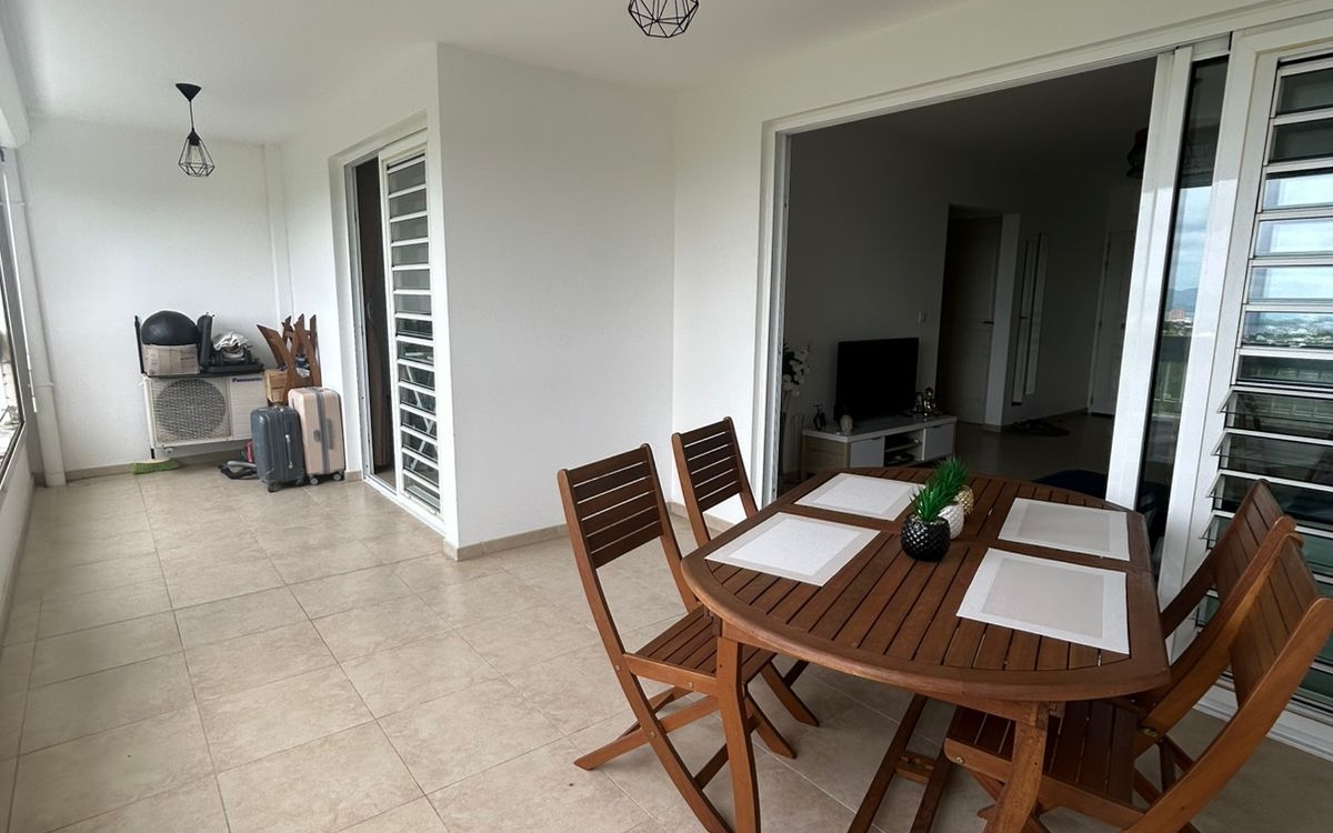 Schœlcher T2 Meublé avec Grande Terrasse, Parking et Cave